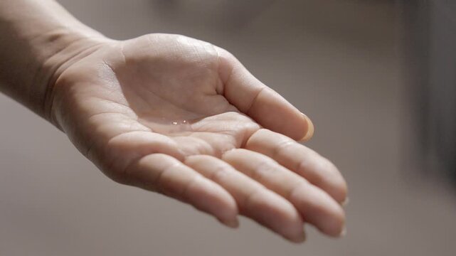 手のひらに注ぐ化粧水（ローション）