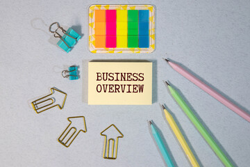 Hand holds a wooden cube with the text OVERVIEW. Positive thinking concept