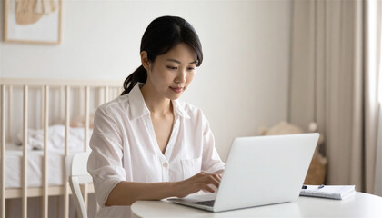 自宅でノートパソコンを使い仕事をする女性 在宅勤務 子育てと両立するワーキングマザー フリーランスのリモートワークとライフスタイル