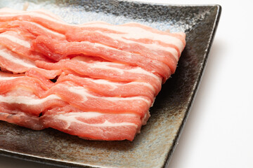 料理素材用の豚バラ肉スライス（黒皿盛り）