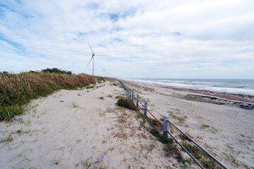 飛砂が道路を埋めてゆく遠州灘の海岸