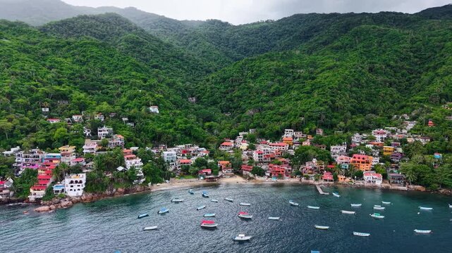 Toma aerea tomada con dron de Yelapa jalisco Mexico, pueblo costero ubicado al sur de puerto vallarta en la orilla de la playa rodeado de  monta&ntilde;as, selva y mar de color azul turquesa