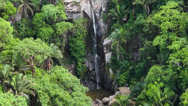 Toma de dron de la cascada del pueblo de Yelapa Jalisco M&eacute;xico, caida de agua en medio de la selva