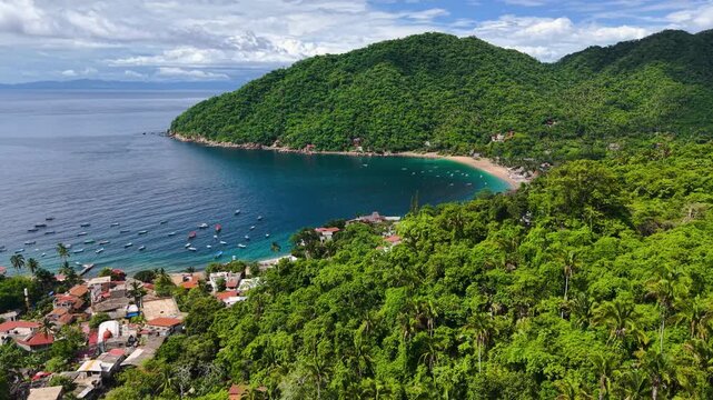 Toma aerea de dron de la bah&iacute;a de Yelapa, pueblo a la orilla del mar ubicada al sur de la ciudad de puerto vallarta jalisco M&eacute;xico, pueblo rodeado por el mar de color azul turquesa, monta&ntilde;as verdes y 