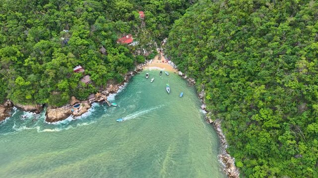 Toma aerea con dron, cenital media luna, de la bella playa colomitos en el estado de Jalisco, M&eacute;xico. la playa m&aacute;s chica de M&eacute;xico en las costas del pacifico