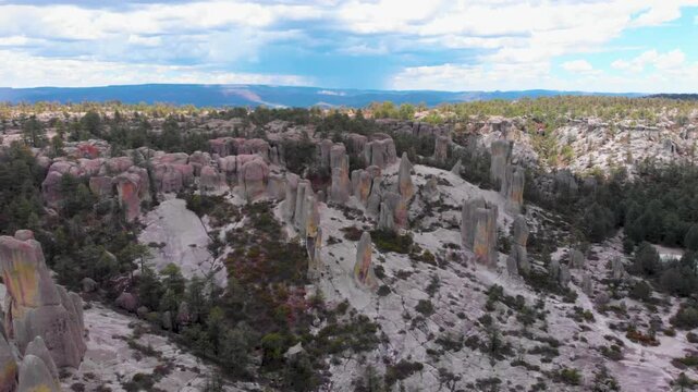 Vista aerea con dron del valle de los monjes en el estado de chihuahua M&eacute;xico serca del poblado de Creel