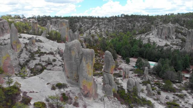 El valle de los monjes serca de el pueblo de Creel Pueblo M&aacute;gico, en el estado de chihuahua M&eacute;xico, vista aerea con dron