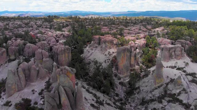 formaciones rocosas y monolitos de roca serca del pueblo de creel en el estado de chihuahua M&eacute;xico, bajo un cielo azul con nubes blancas y entre pinos verdes que resaltan sobre las rocas
