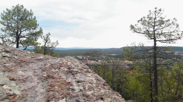 Toma aerea del pueblo de creel en el estado de chihuahua arraz de un pe&ntilde;asco rodeado de bosque