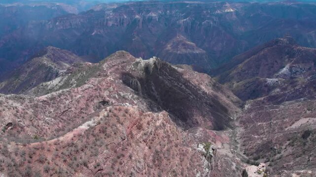 Vista aerea con dron de la Barranca del Cobre en el hermoso estado de chihuahua, M&eacute;xico. acantilado mas profundo que el gran cayon
