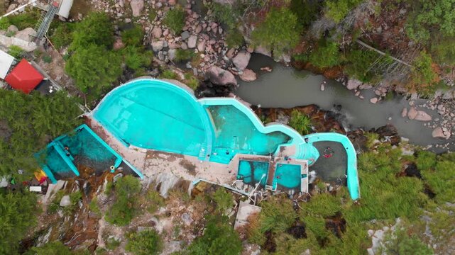 Giro en cenital con dron de las albercas azules de las aguas termales de Recowata