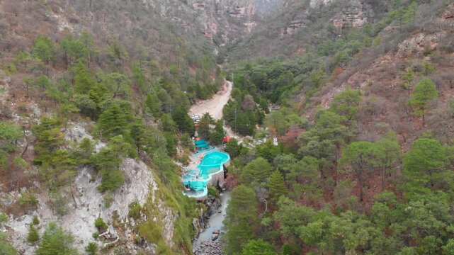 Aguas termales de Recowata con dron ubicadas en medio de un ca&ntilde;on rodeado de bosque de pinos verdes en Chihuahua cerca del pueblo de Creel,