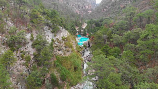 Toma panoramida desde un dron de las aguas termales de Recowata en el hermoso estado de Chihuahua al sur del pueblo de Creel, situadas en medio de un ca&ntilde;on con bosque