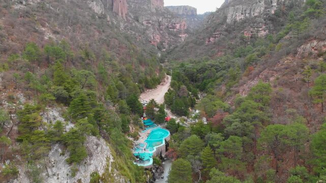 Zoom in con dron de las Aguas termales de Recowata al sur del pueblo de Creel en Chihuahua M&eacute;xico

