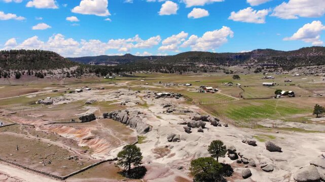 Toma aerea con dron del valle de las Ranas cerca del pueblo de Creel en el estado de chihuahua, M&eacute;xico. ielo azul con lindas nubes blancas 