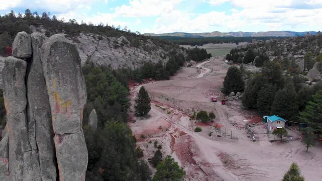 Toma de dron de la entrada del Valle de los monjes en el estado de chihuahua, bello lugar rodeado de un bosque verde serca del pueblo de Creel.