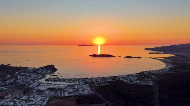 Toma aerea con dron de la playa de san carlos Sonora M&eacute;xico.