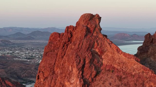 Toma de dron de la punta del cerro del tetakawi en san carlos Sonora M&eacute;xico, mar 