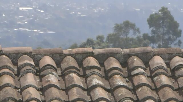 Un primer plano de un techo de tejas de arcilla r&uacute;sticas.