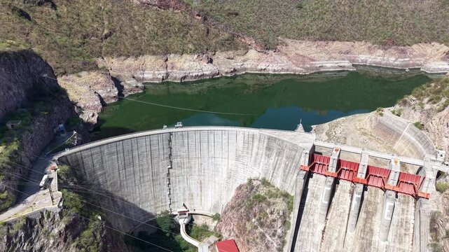 Toma aerea con dron de una presa en medio del desierto en el estado de Sonora M&eacute;xico.
