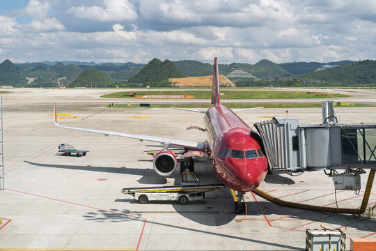 Guiyang Longdongbao International Airport, welcoming passengers arriving during the National Day and Mid-Autumn Festival holiday, with a red aircraft from Juneyao Airlines.