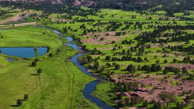 Toma aerea con dron de un rio en medio de un valle verde boscoso en Yecora Sonora M&eacute;xico, en pleno verano.