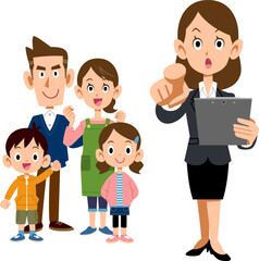 家族と書類を手に持ち指をさすスーツ姿の女性
