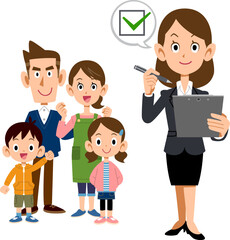 家族とチェックマークを書類に記入するスーツ姿の女性
