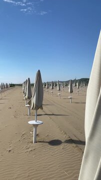 Ombrelloni e vento in spiaggia