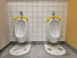 幼児向けの男の子用の小便器