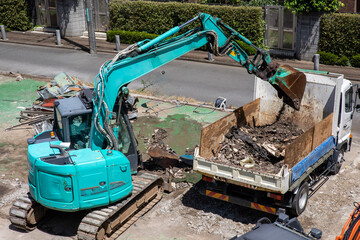 解体工事中のトラック・ダンプカーとショベルカー