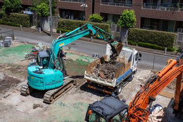 解体工事中のトラック・ダンプカーとショベルカー