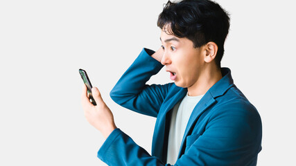 スマートフォンを見て驚く男性ビジネスマン