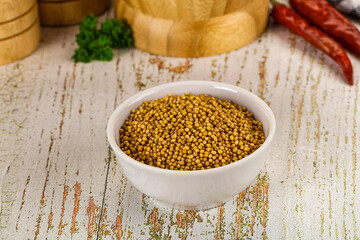 Dry mustard seeds in the bowl