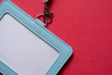 青いフレームのカードホルダー	