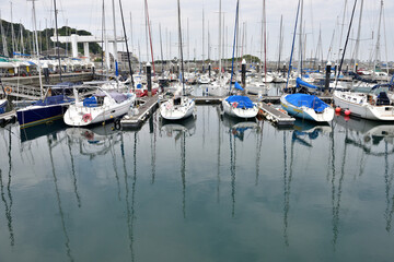 江の島ヨットハーバーに係留するヨット