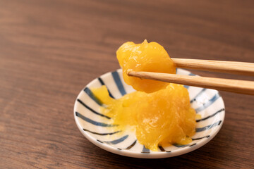 Chestnut paste. A traditional dish made for Japanese New Year's celebrations. 栗きんとん。日本の正月に作られる伝統的な料理。