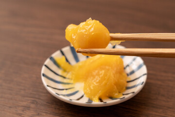 Chestnut paste. A traditional dish made for Japanese New Year's celebrations. 栗きんとん。日本の正月に作られる伝統的な料理。