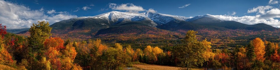 Naklejka premium Mount Washington, New Hampshire. Natural Beauty of Fall Scene with Scenic Trees