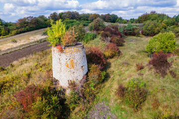 Stara wieża na Wyżynie Krakowsko-Częstochowskiej latem © Franciszek