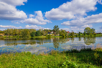 Zalew Wolbromski. Ten największy w powiecie olkuskim akwen. Raj dla spacerowiczów, biegaczy, rowerzystów i wędkarzy. Odpoczywać tu można o każdej porze dnia i roku.