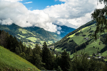 Idyllisches Ahrntal mit grünen Hängen in Südtirol