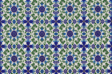 Mosaico marroqu&iacute; con patrones geom&eacute;tricos en azul, verde y blanco