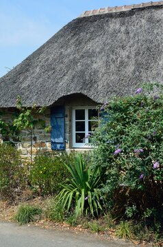 Casa tradicional de tejado de paja en Kerasco&euml;t, Breta&ntilde;a, Francia
