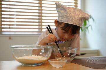家庭で手打ちうどんに挑戦する女の子の料理シーン（準備〜調理〜試食）