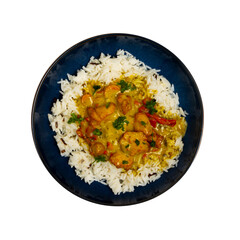 riz thaï et poulet au curry dans une assiette - photographie studio vue de dessus - fond blanc