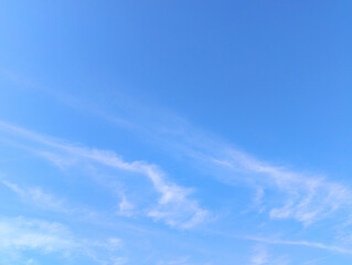 Fototapeta premium Serene Blue Sky with Delicate Wisps of Cirrus Clouds