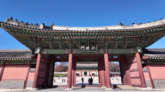 세계문화유산 창덕궁의 인정문을 지나 인정전