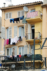 Jolies façades colorées et ensoleillées du quartier historique de Marseille, département des Bouches-du-Rhône, France