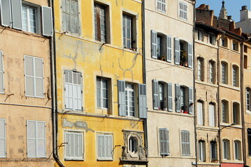 Jolies façades colorées et ensoleillées du quartier historique de Marseille, département des Bouches-du-Rhône, France